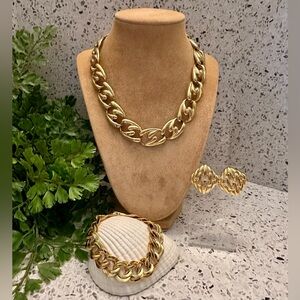 Gold tone link jewelry set
